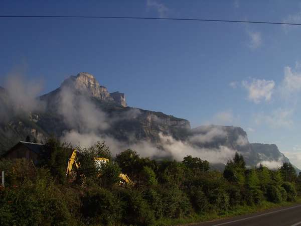 fichier 20050815_0803_002n90_nuages_devant_dent_crolles-0.jpg