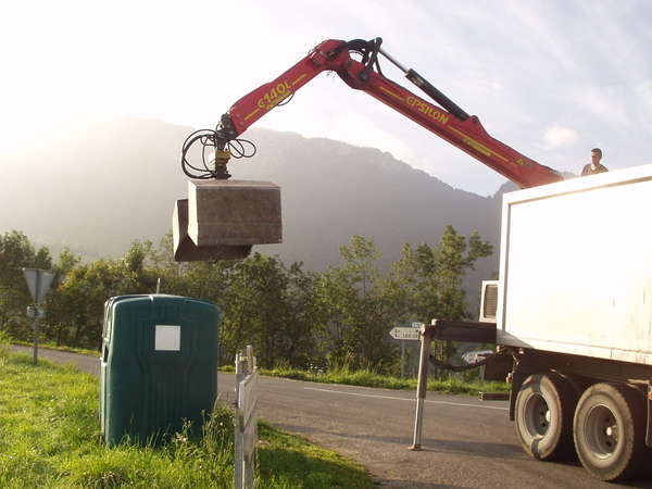 fichier 20050916_0839_001d2_col_fleuries_bennes_a_verres-0.jpg