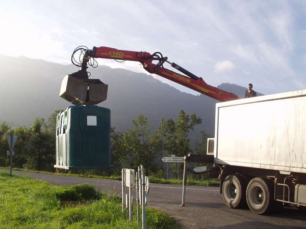 fichier 20050916_0839_002d2_col_fleuries_bennes_a_verres-0.jpg