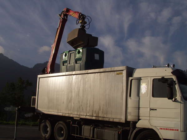 fichier 20050916_0840_001d2_col_fleuries_bennes_a_verres-0.jpg