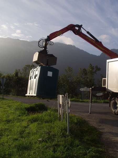 fichier 20050916_0840_004d2_col_fleuries_bennes_a_verres-0.jpg