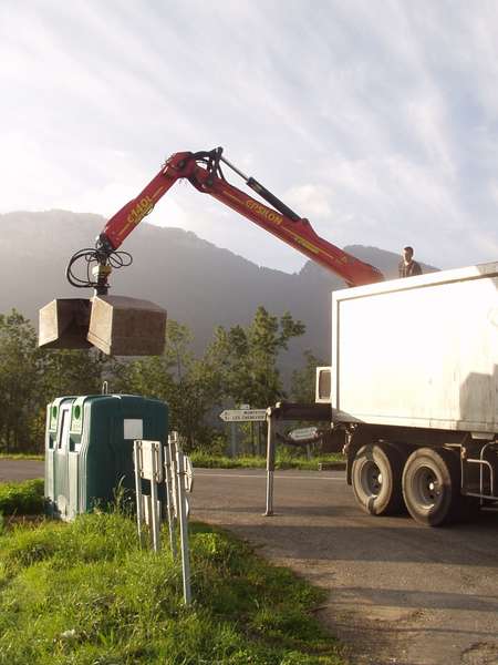 fichier 20050916_0840_005d2_col_fleuries_bennes_a_verres-0.jpg