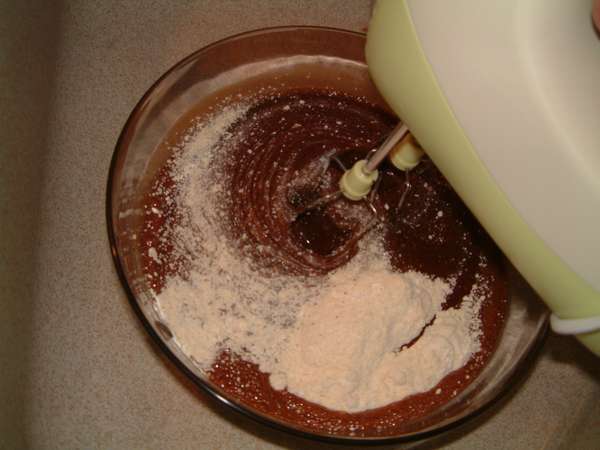 fichier 20050920_1831_001melanger_farine_et_appareil_chocolat-0.jpg