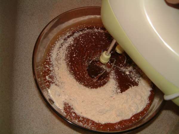 fichier 20050920_1831_002melanger_farine_et_appareil_chocolat-0.jpg