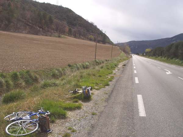 fichier 20070331_1339_002d4_route_arret_pendant_crevaison_velos-0.jpg