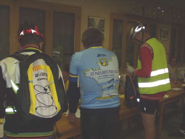 fichier 20070421_0350_001depart_asptt_lyon_pub_etape_tour_uaf-0.jpg