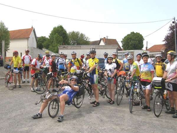 fichier 20070428_1555_004bellerive_sur_allier_photos_depart_cyclos_pc-0.jpg