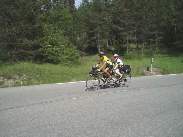 fichier 20070603_1721_d900b_route_col_du_labouret_descente_vers_col_de_maure_tandem_jpb_isa_ml-0.jpg