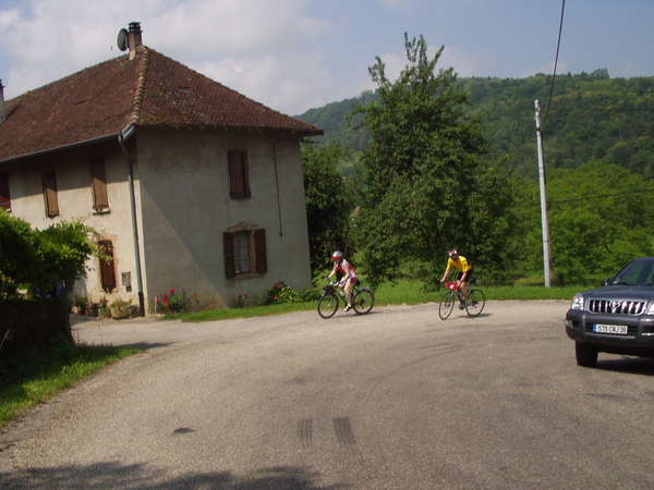fichier 20070609_1104_d82k_route_montee_vers_voissant_isabelle_michael_bely_derriere-0.jpg