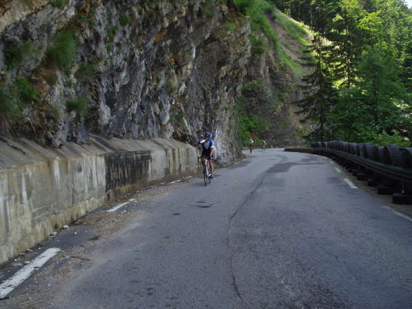 fichier 20070609_1301_002d520c_route_gorges_du_guiers_vif_cyclos_derriere-0.jpg
