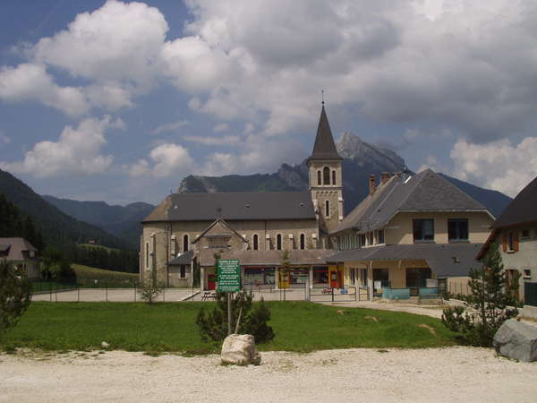 fichier 20070609_1456_001cv_route_saint_hugues_eglise-0.jpg