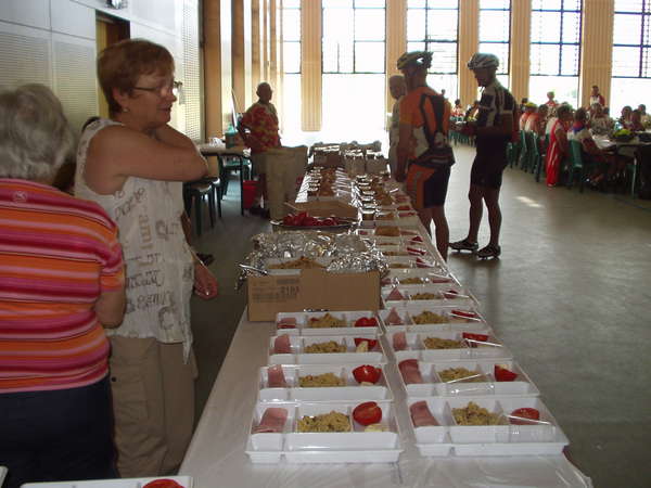 fichier 20070609_1647_saint_egreve_espace_robert_fiat_arrivee_plateau_repas-0.jpg