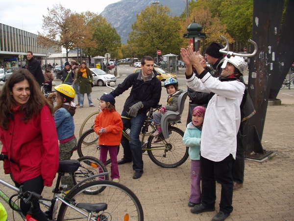 fichier 20071020_1458_002veloparade_depart_bravo-0.jpg