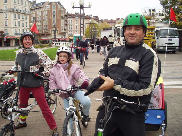 fichier 20071020_1508_001veloparade_depart_maylou_perrine_alexandre-0.jpg