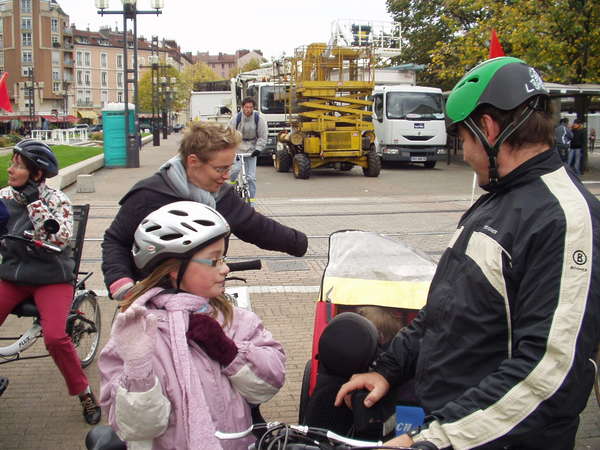 fichier 20071020_1509_001veloparade_depart_armelle_perrine_alexandre-0.jpg