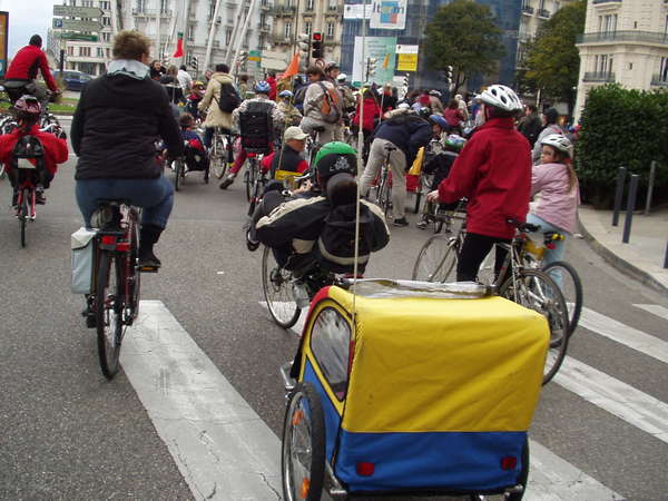fichier 20071020_1515_000veloparade_rue_casimir_brenier_armelle_alexandre_perrine-0.jpg