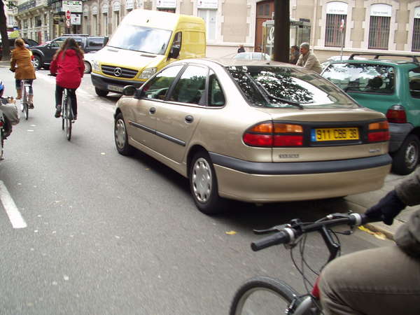fichier 20071020_1517_003veloparade_boulevard_gambetta_voiture-0.jpg
