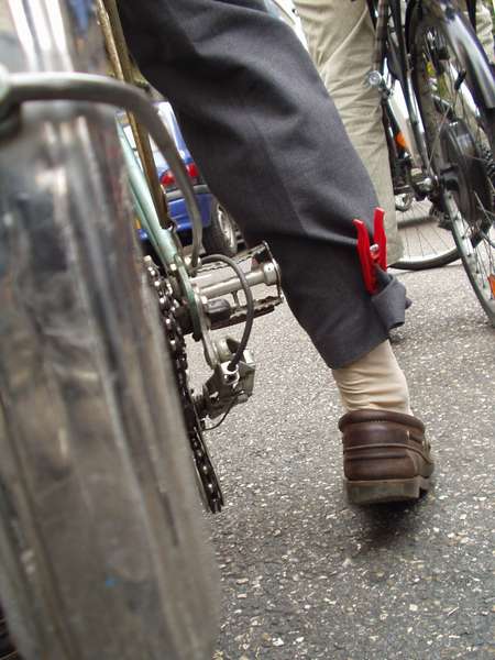 fichier 20071020_1524_001veloparade_rassemblement_pince_pantalon-0.jpg