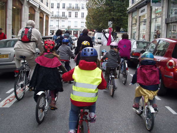 fichier 20071020_1530_002veloparade_rue_de_la_poste_enfants-0.jpg