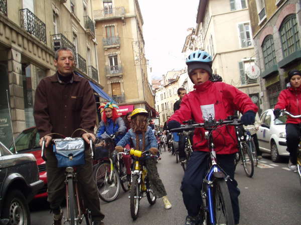 fichier 20071020_1530_003veloparade_rue_de_la_poste_enfants-0.jpg
