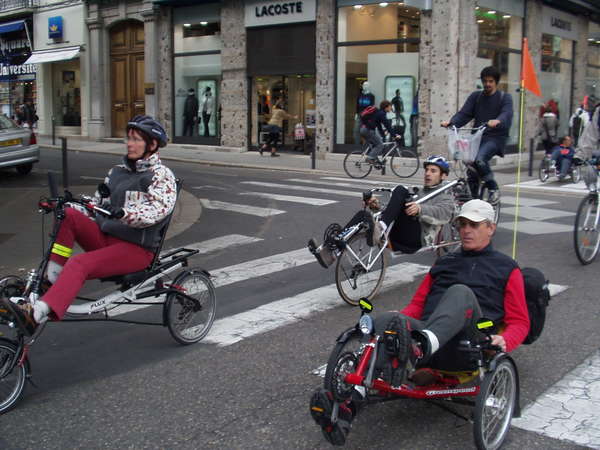 fichier 20071020_1531_004veloparade_place_vacausson_marylou_jonathan_jean_pierre-0.jpg