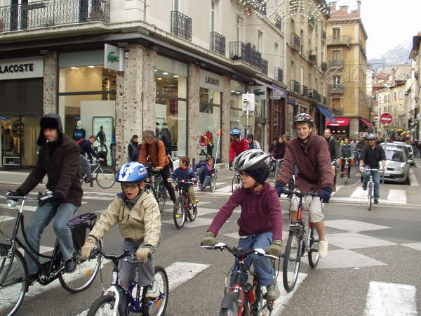 fichier 20071020_1531_007veloparade_place_vacausson-0.jpg