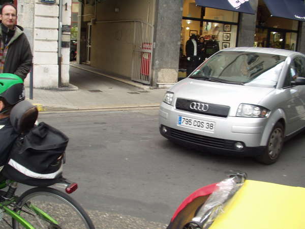 fichier 20071020_1533_001veloparade_place_vacausson_voiture_stop-0.jpg