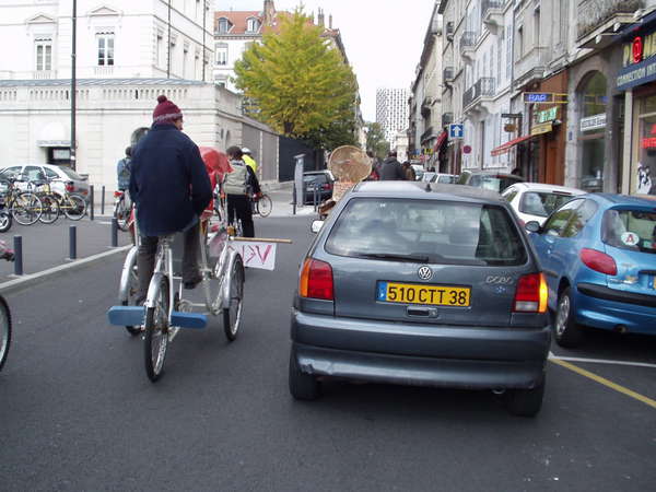 fichier 20071020_1533_004veloparade_place_vacausson_voiture_mal_garee-0.jpg