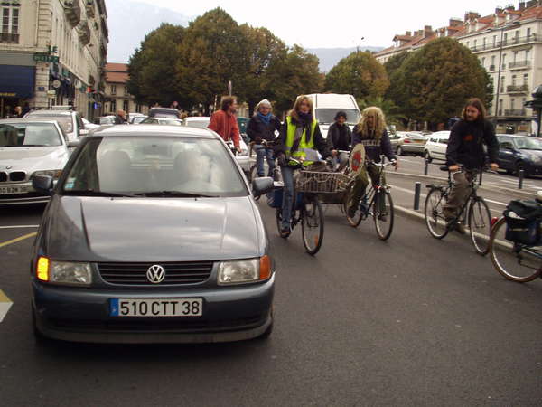 fichier 20071020_1533_005veloparade_place_vacausson_voiture_mal_garee-0.jpg