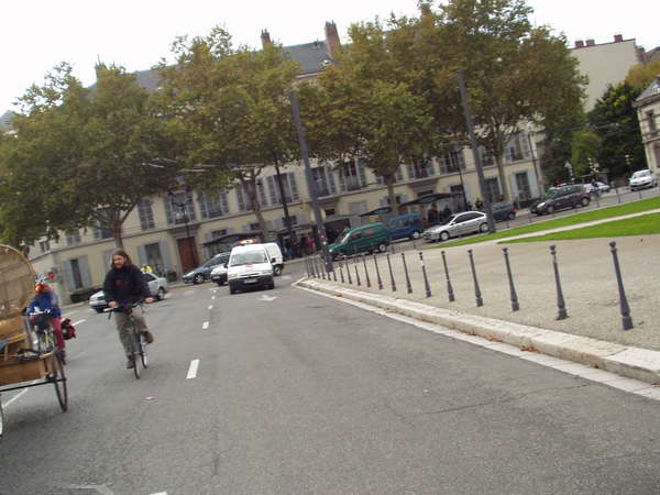 fichier 20071020_1536_002veloparade_place_de_verdun_police_derriere-0.jpg