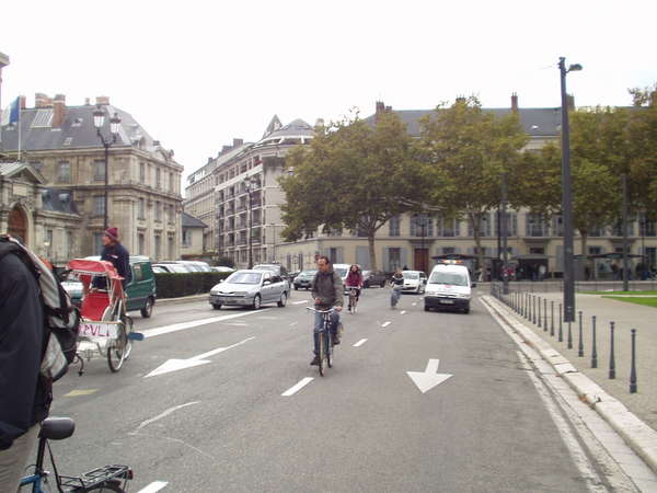 fichier 20071020_1536_003veloparade_place_de_verdun_police_derriere-0.jpg