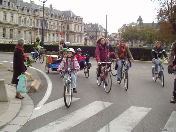 fichier 20071020_1537_004veloparade_place_de_verdun_alexandre_perrine_daniel_armelle-0.jpg