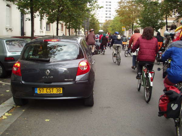 fichier 20071020_1538_004veloparade_rue_hebert_voiture_mal_garee-0.jpg
