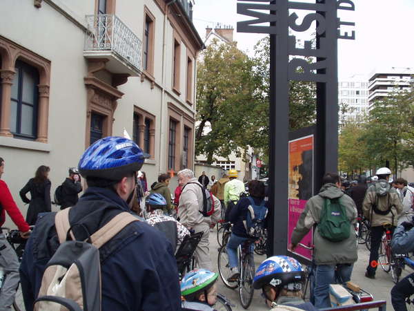 fichier 20071020_1539_004veloparade_rassemblement_rue_des_dauphins_rue_hebert-0.jpg