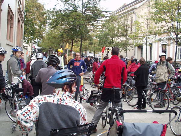 fichier 20071020_1539_006veloparade_rassemblement_rue_des_dauphins_rue_hebert_jonathan_marcel_marylou-0.jpg