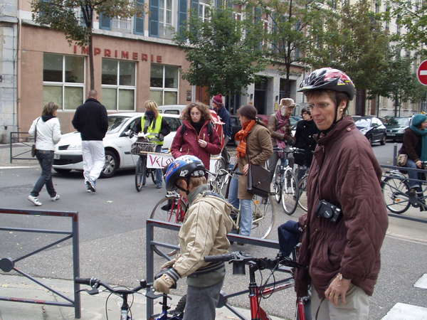 fichier 20071020_1540_001veloparade_rassemblement_rue_des_dauphins_rue_hebert-0.jpg