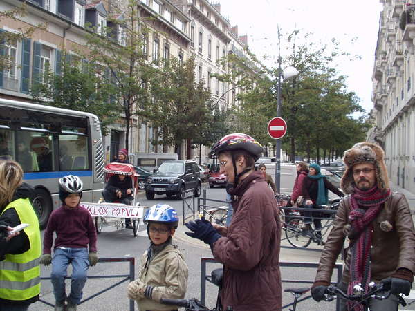 fichier 20071020_1541_002veloparade_rassemblement_rue_des_dauphins_rue_hebert-0.jpg