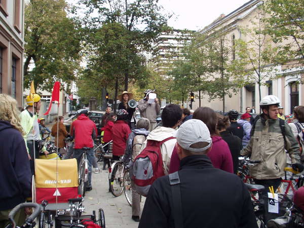 fichier 20071020_1542_veloparade_rassemblement_rue_des_dauphins_rue_hebert-0.jpg