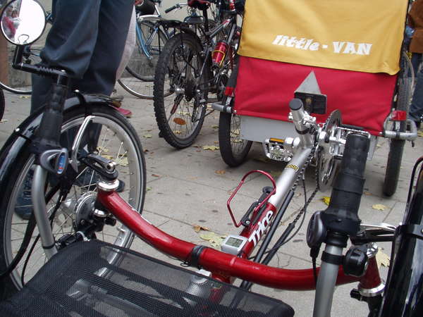 fichier 20071020_1543_002veloparade_rassemblement_rue_des_dauphins_rue_hebert_marcel_trice_qnt-0.jpg