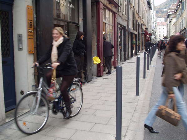 fichier 20071020_1550_002veloparade_rue_bayard_cycliste_trottoir-0.jpg
