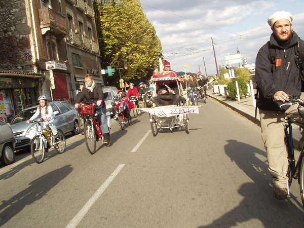 fichier 20071020_1606_veloparade_quai_mounier_perrine_armelle_daniel-0.jpg