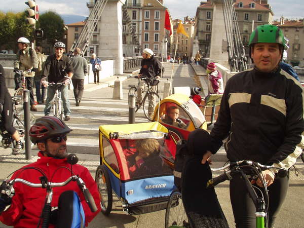 fichier 20071020_1607_003veloparade_rassemblement_daniel_garance_alexandre-0.jpg