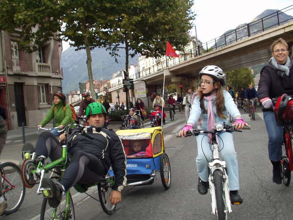 fichier 20071020_1626_002veloparade_cours_jean_jaures_alexandre_garance_perrine-0.jpg