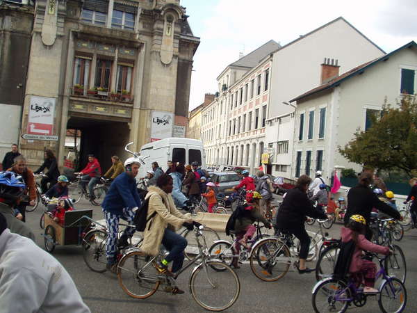 fichier 20071020_1628_veloparade_rond_point_rue_jean_prevost-0.jpg