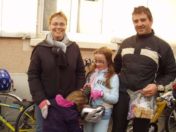 fichier 20071020_1632_veloparade_rassemblement_arrivee_armelle_garance_perrine_alexandre-0.jpg