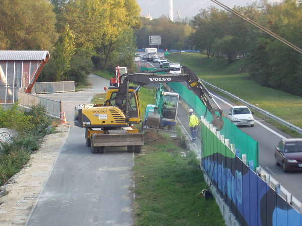 fichier 20091016_0929_003passerelle_cote_grenoble_demolition_mur_autoroute-0.jpg