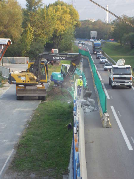 fichier 20091016_0930_003passerelle_cote_grenoble_demolition_mur_autoroute-0.jpg