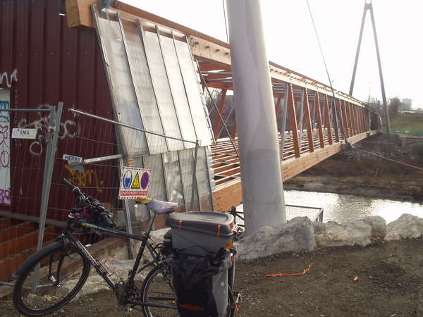 fichier 20100323_0839_003rondeau_cote_ouest_assemblage_nouvelle_passerelle_ancienne_passerelle-0.jpg