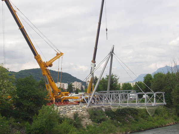 fichier 20100507_1409_001passerelle_rondeau_deux_cotes_est_manque_un_cote_ouest_grue_donitian-0.jpg