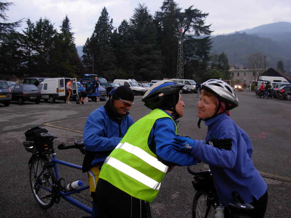 fichier 20080412_0734_rando_coteaux_tullins_depart_gerard_vaidie_veronique_danchin_isabelle-0.jpg
